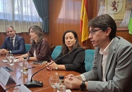Firma del convenio entre la ULE y León Farma.