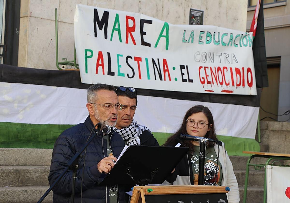 Lectura continuada de los nombres de los niños asesinados.