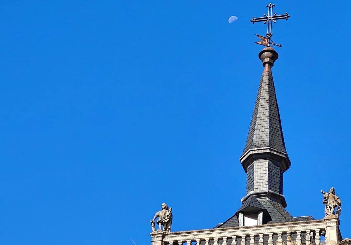 La luna aparece en la imagen junto a la veleta del edificio del antiguo consistorio en la plaza Mayor de León.