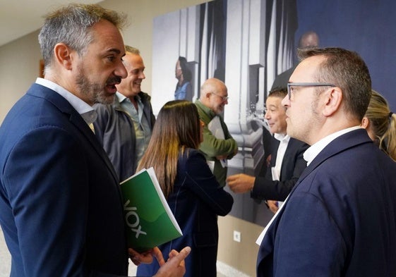 Los portavoces de Voz, David Hierro (I) y PP, Ricardo Gavilanes (D) conversan en la reunión de la Junta de Portavoces.