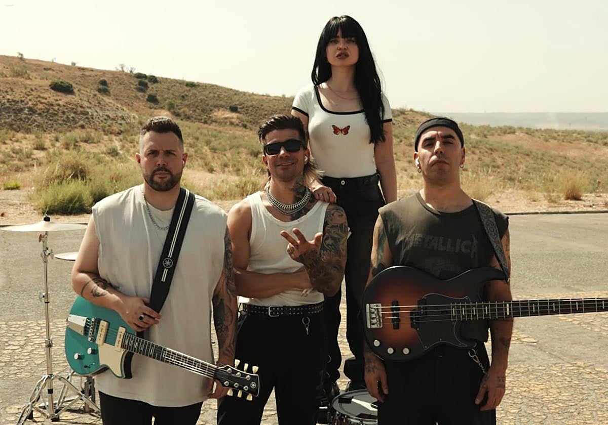 Kitai son Kenya Saiz (voz y guitarra), Deivhook (voz y batería), Edu Venturo (guitarra) y Fabio Yanes (bajo)