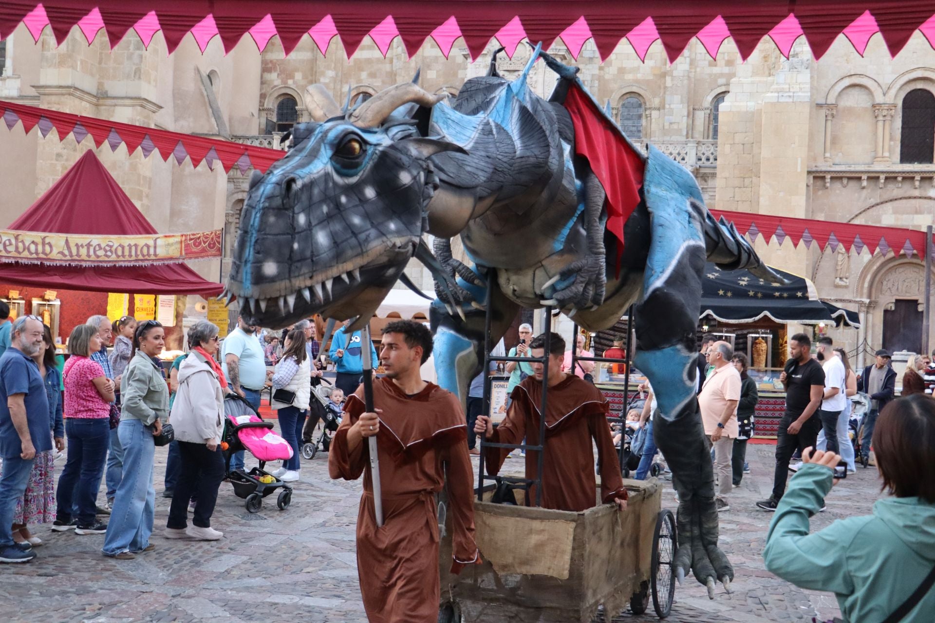 Las imágenes de un mercado que sigue dando vida a las fiestas de San Froilán