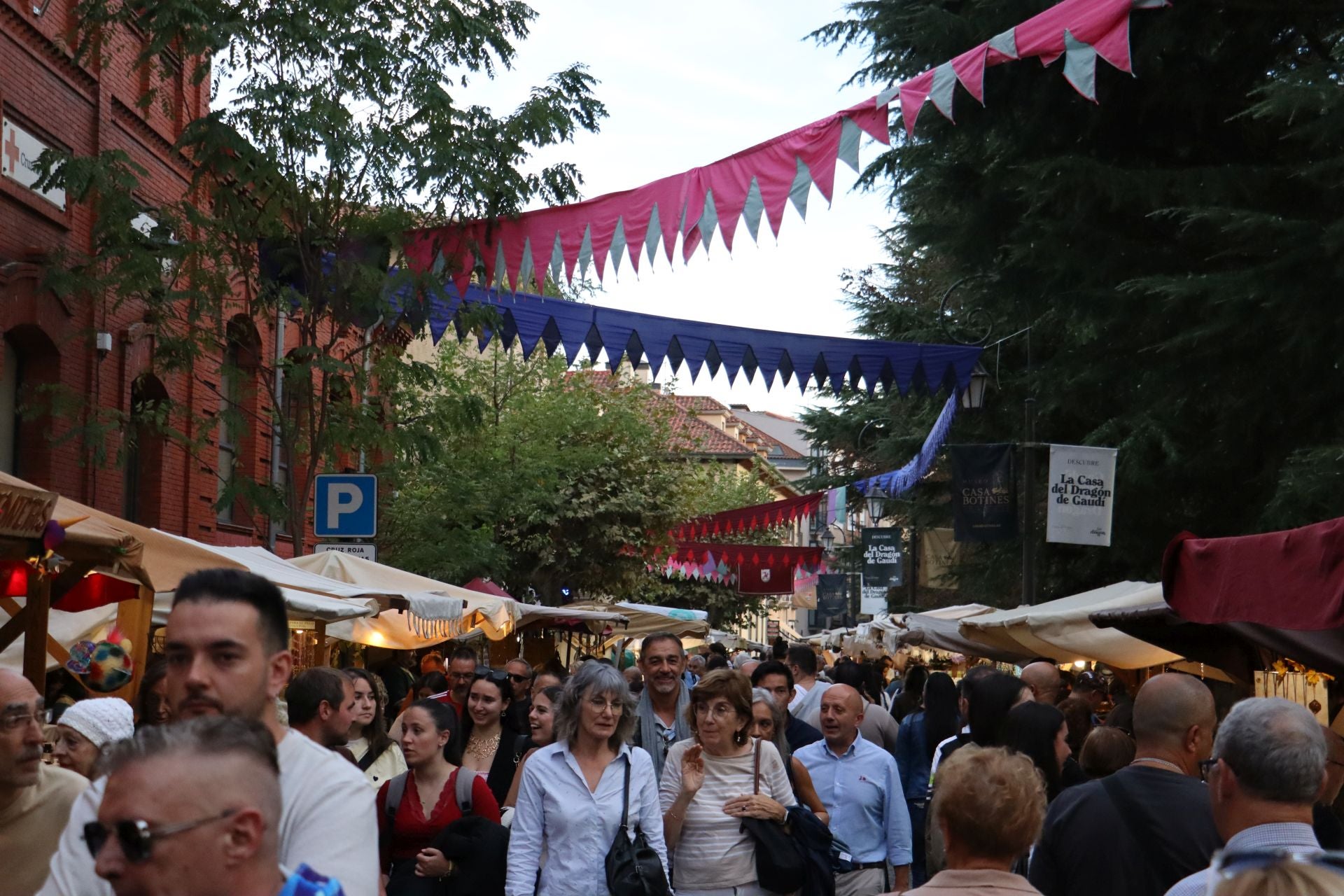 Las imágenes de un mercado que sigue dando vida a las fiestas de San Froilán