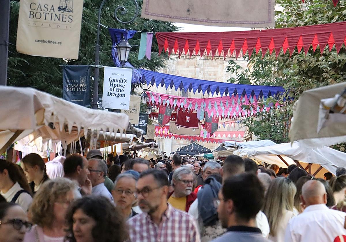 Las imágenes de un mercado que sigue dando vida a las fiestas de San Froilán