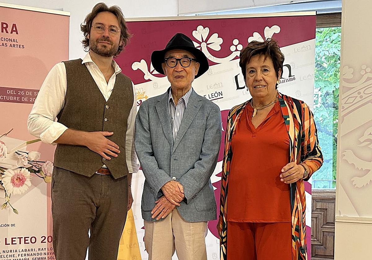 El poeta surcoreano Ko Un (C) recibe el premio Leteo.