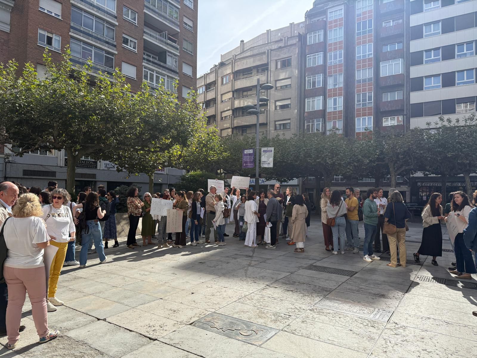 Imagen secundaria 1 - El presidente del Colegio de Médicos de León, José Luis Díaz Villarig, también se concentrado junto a decenas de facultativos.