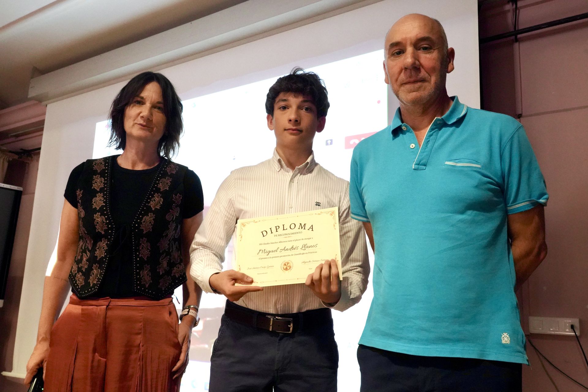 Acto de entrega de becas concedidas al alumnado participante en las estancias de investigación del programa 'Científic@s en prácticas' del Consejo Superior de Investigaciones Científicas y la Asociación Española para el Avance de la Ciencia.