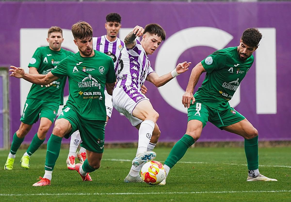 Un lance de juego en el partido entre Real Valladolid Promesas y Atlético Astorga.