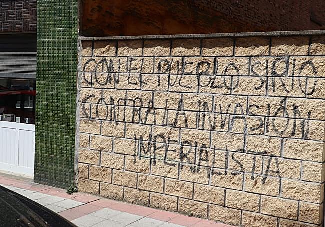 Una pintada en una fachada de la calle de esta semana.