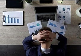 Imagen de un hombre con facturas.