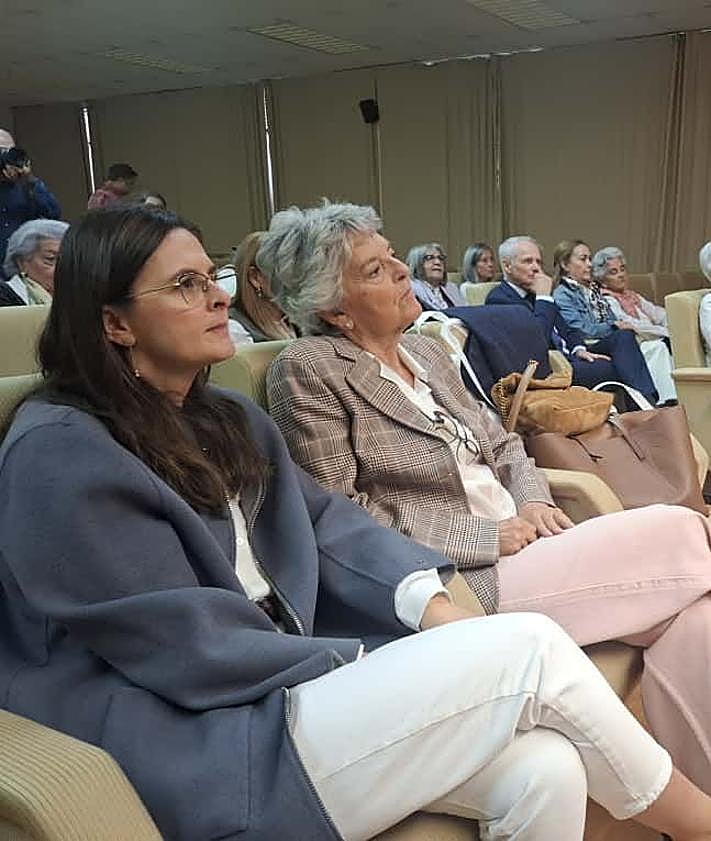 Imagen secundaria 2 - Las herederas del letrado mayor de la Diputación de León donan 4.000 libros a la ULE