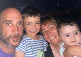 Egan y Lorena, en el centro, con el resto de su familia.