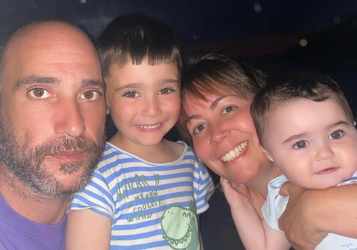 Egan y Lorena, en el centro, con el resto de su familia.