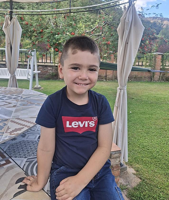 Imagen secundaria 2 - Egan, con el oxígeno para dormir, y una imagen más actual.