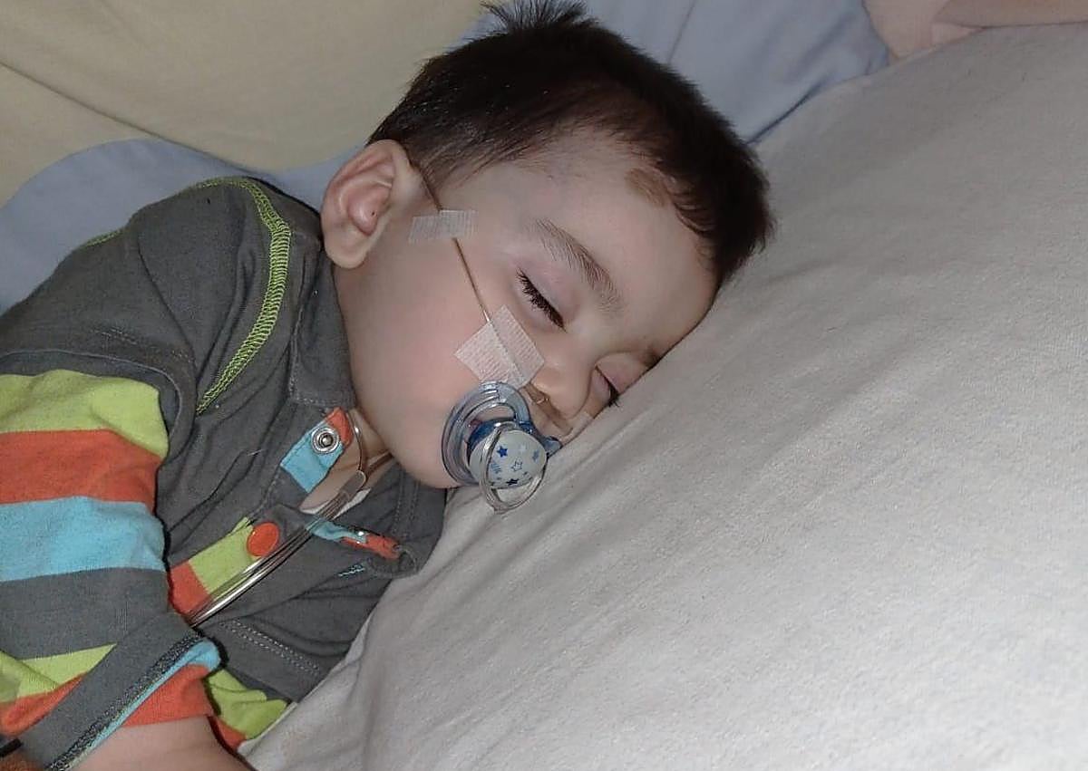 Imagen secundaria 1 - Egan, con el oxígeno para dormir, y una imagen más actual.