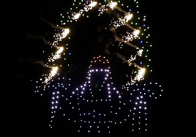 Imagen en honor a la celebración de las cantaderas con los pirodrones.