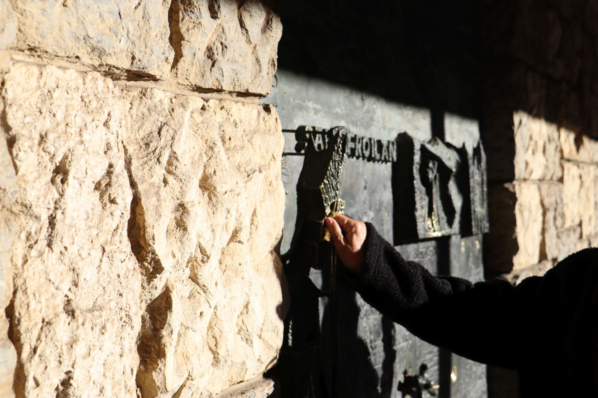 La divertida tradición de tocar la nariz a San Froilán: un gesto de cariño y perdón en León