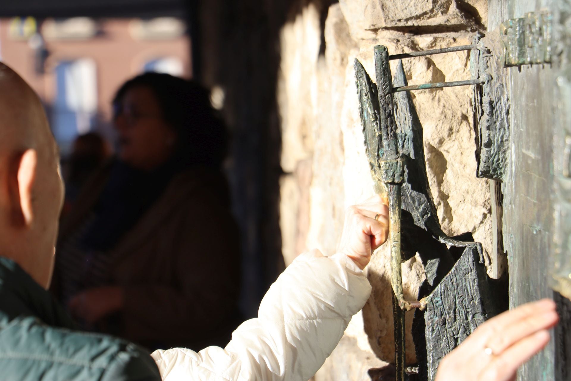 La divertida tradición de tocar la nariz a San Froilán: un gesto de cariño y perdón en León