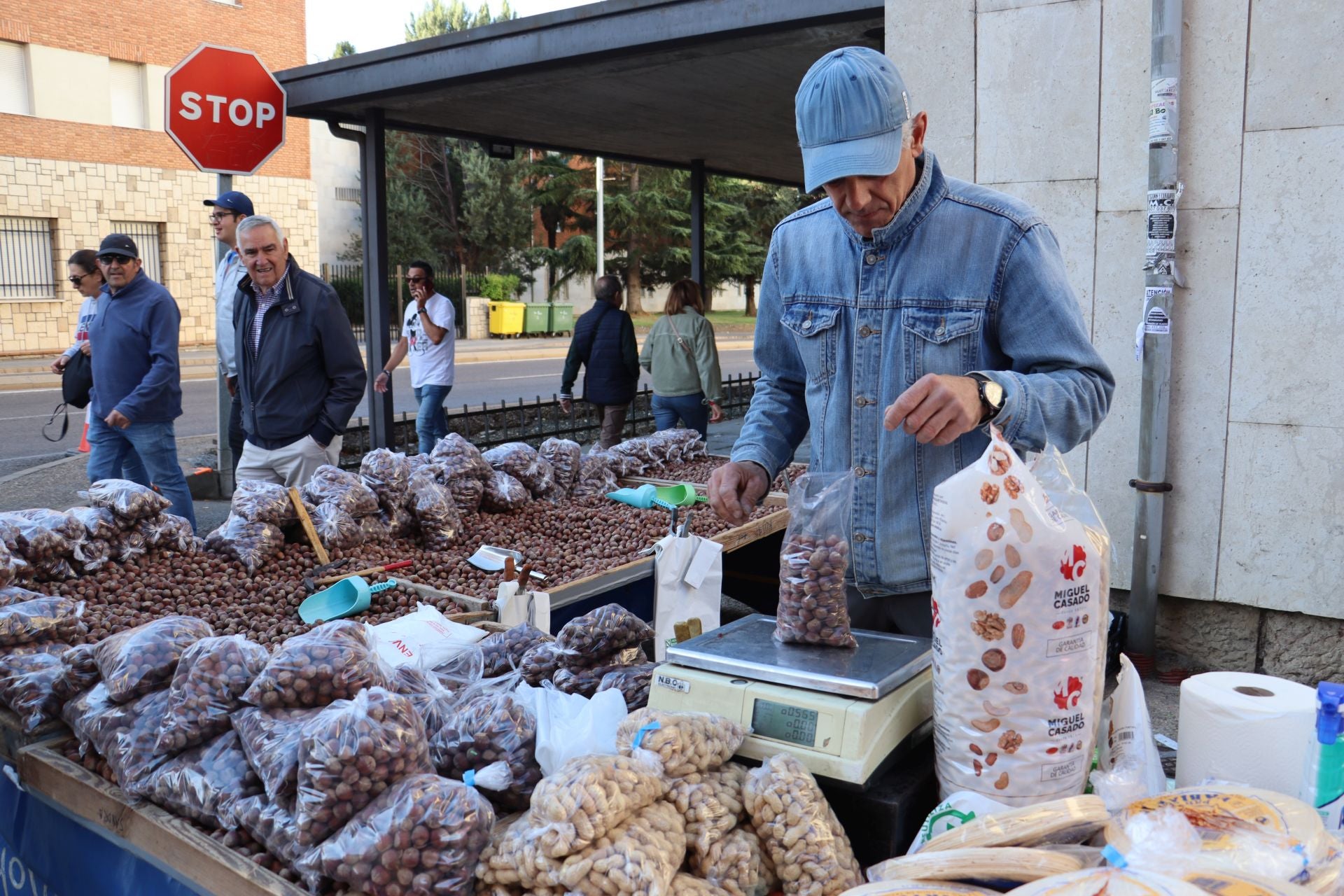 La divertida tradición de tocar la nariz a San Froilán: un gesto de cariño y perdón en León