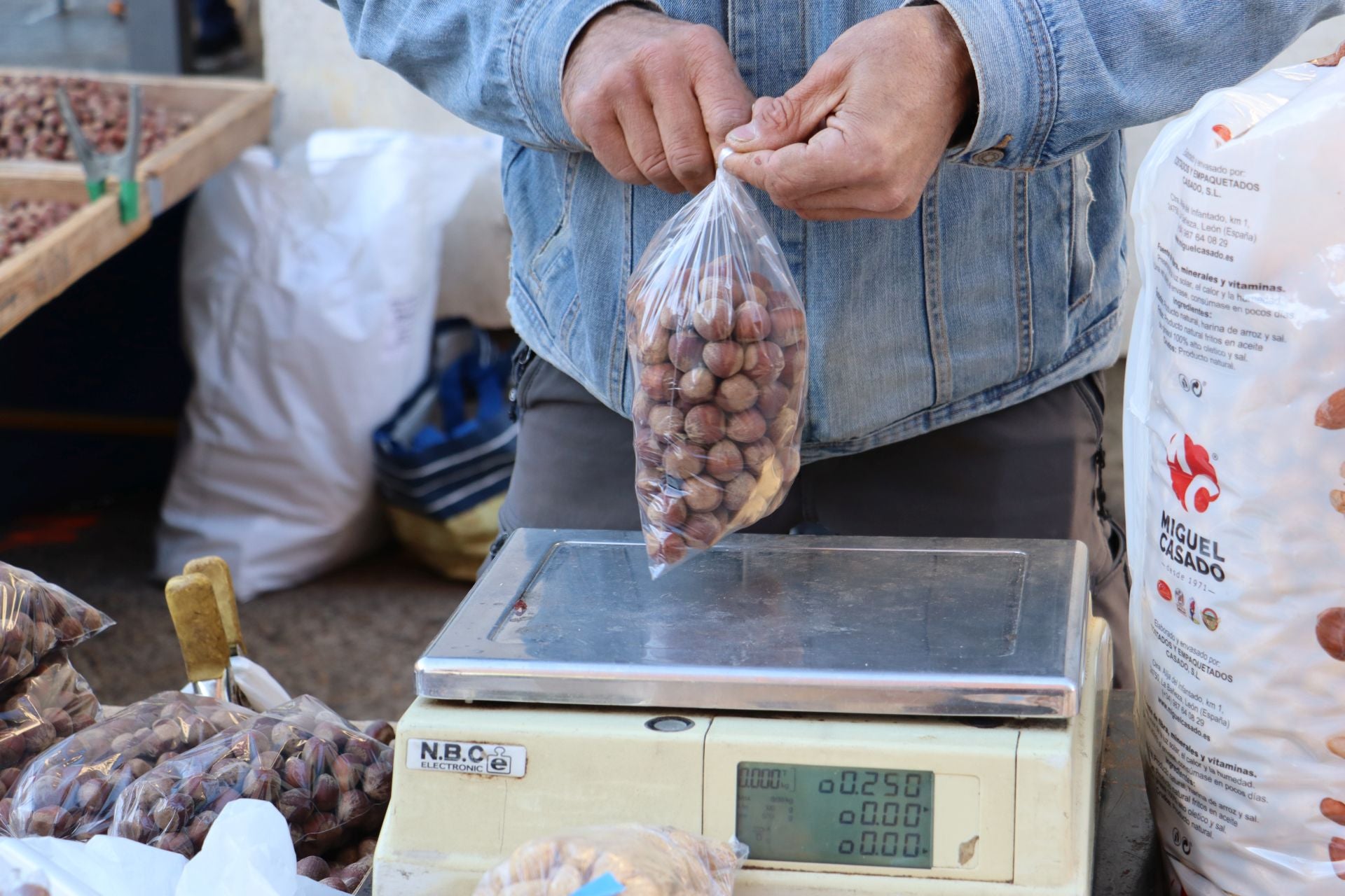 La divertida tradición de tocar la nariz a San Froilán: un gesto de cariño y perdón en León