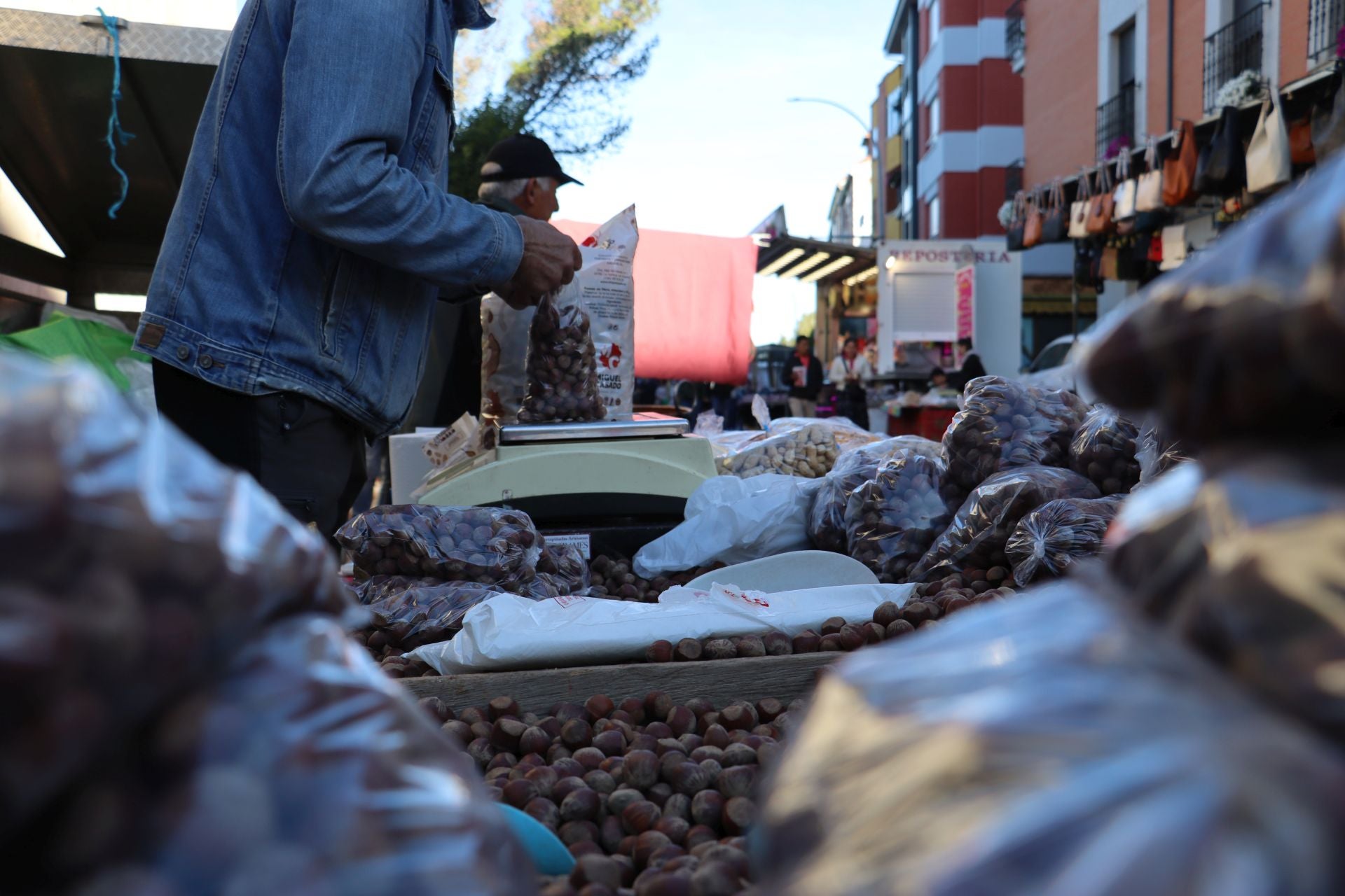 La divertida tradición de tocar la nariz a San Froilán: un gesto de cariño y perdón en León