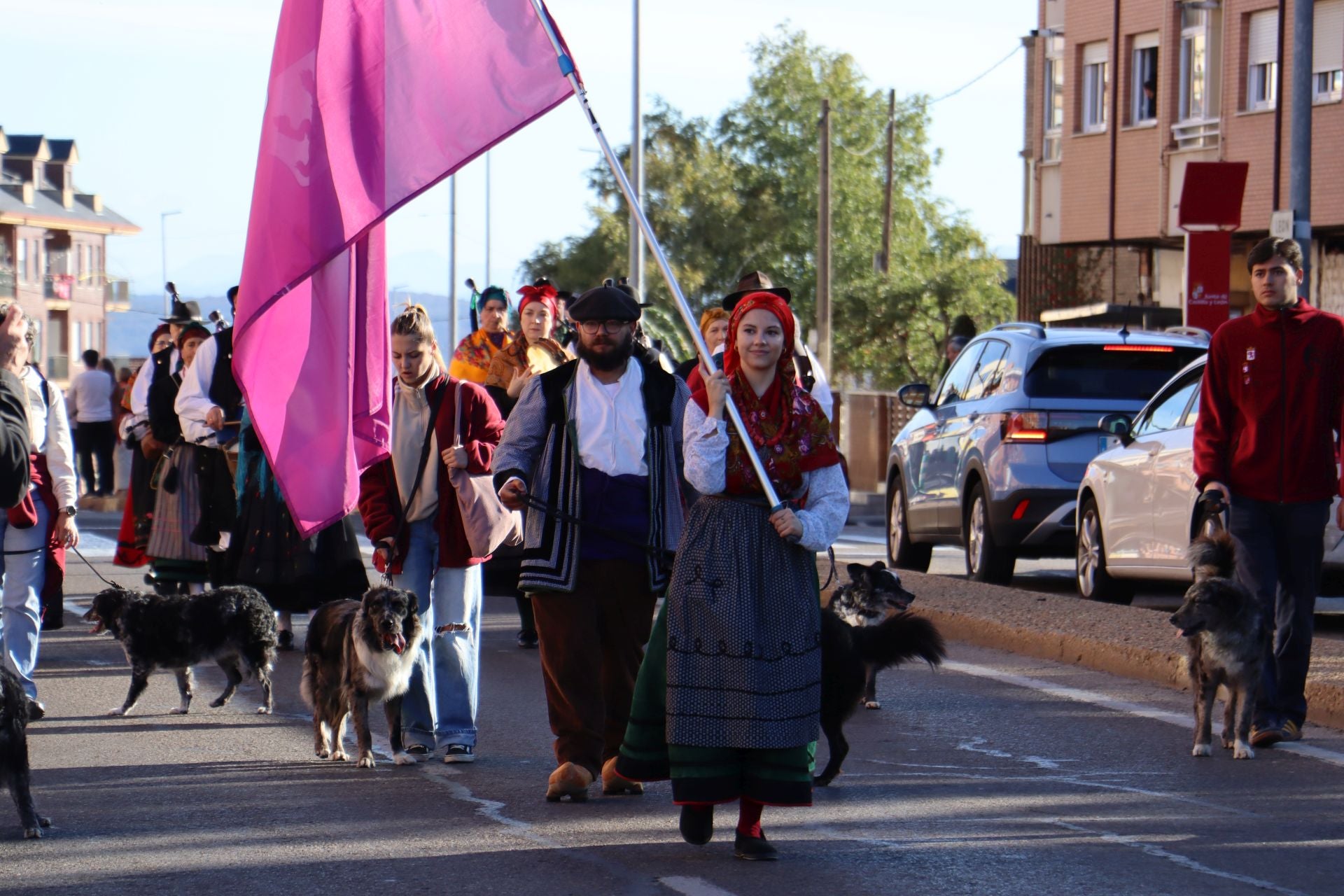 Pendones al cielo con el hombro, con una mano o con la barbilla