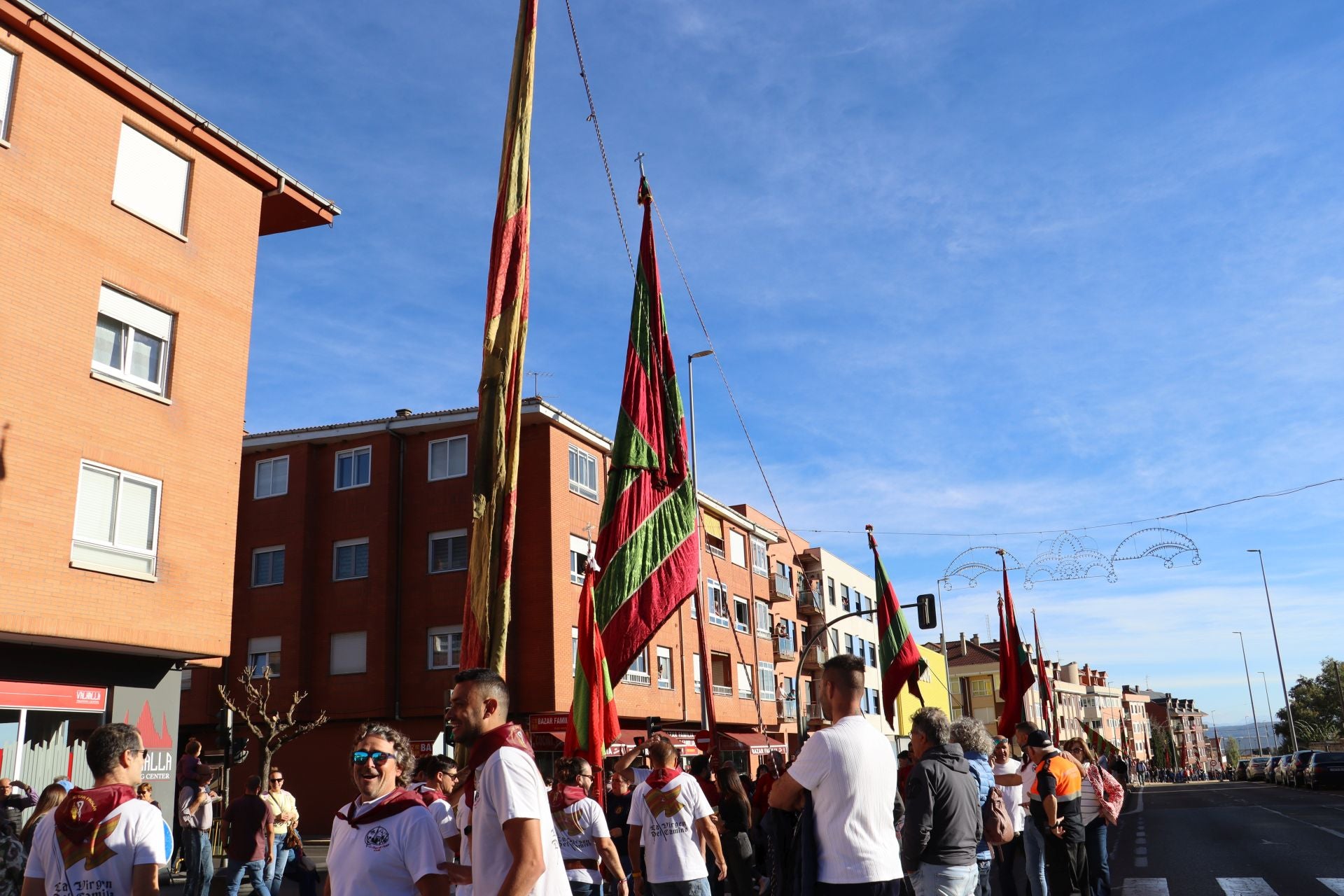 Pendones al cielo con el hombro, con una mano o con la barbilla
