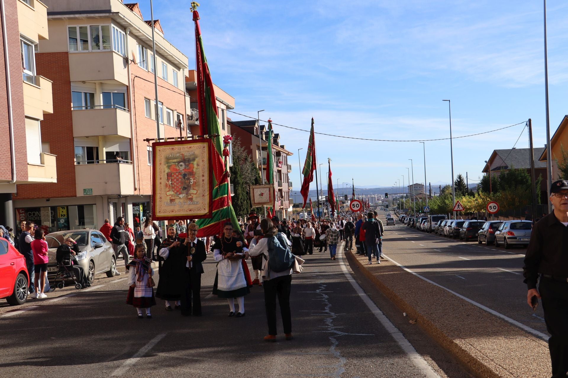 Pendones al cielo con el hombro, con una mano o con la barbilla