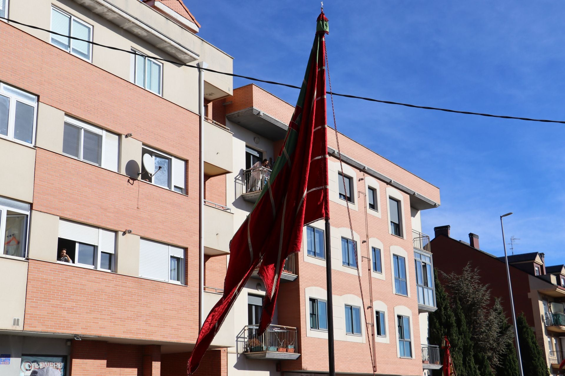 Pendones al cielo con el hombro, con una mano o con la barbilla