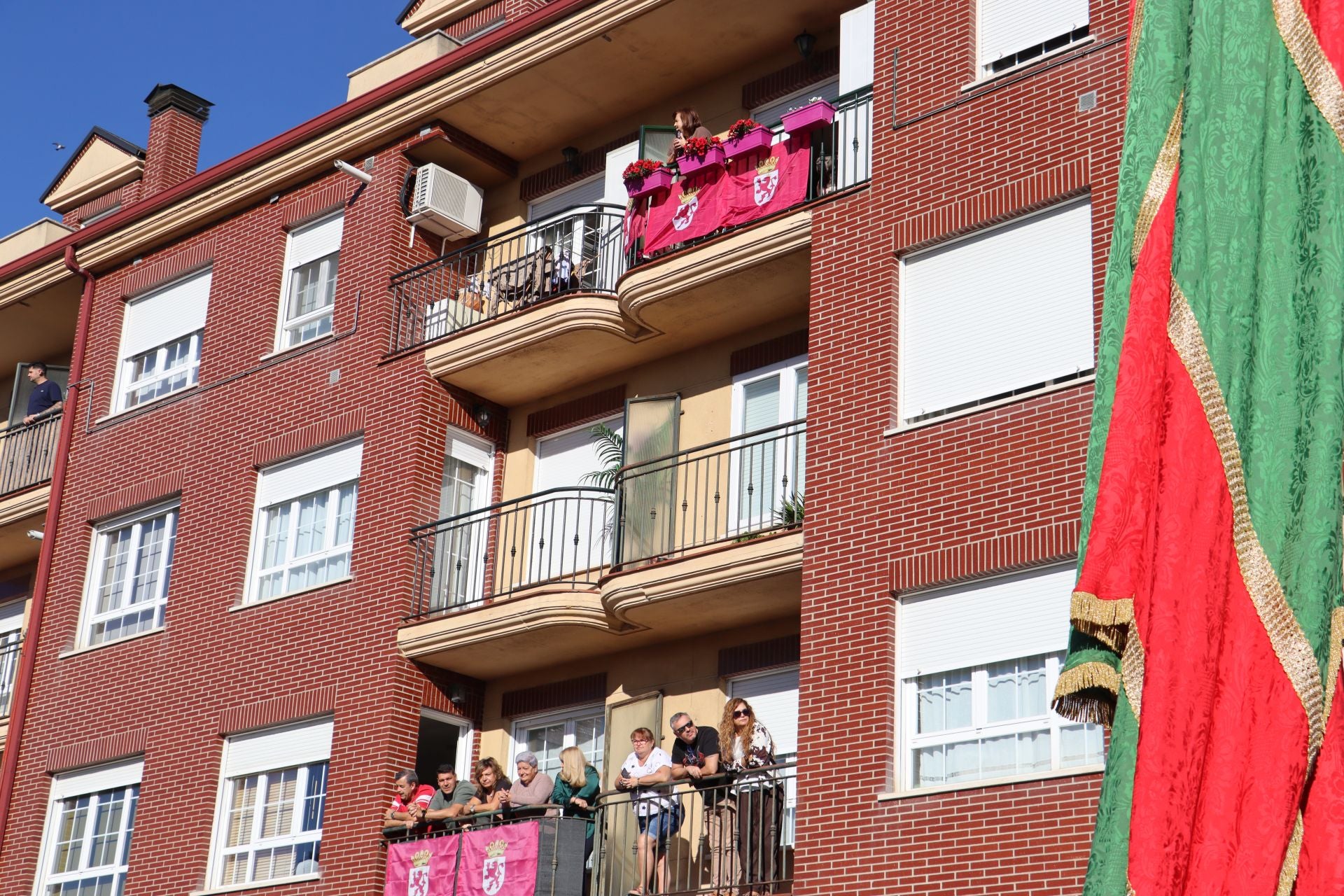 Pendones al cielo con el hombro, con una mano o con la barbilla