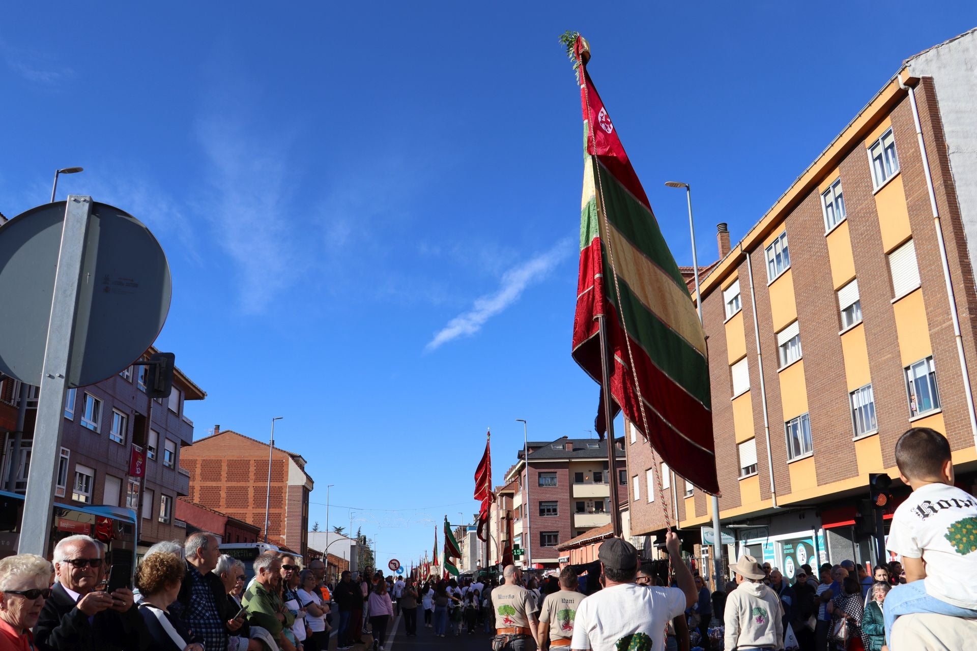 Pendones al cielo con el hombro, con una mano o con la barbilla