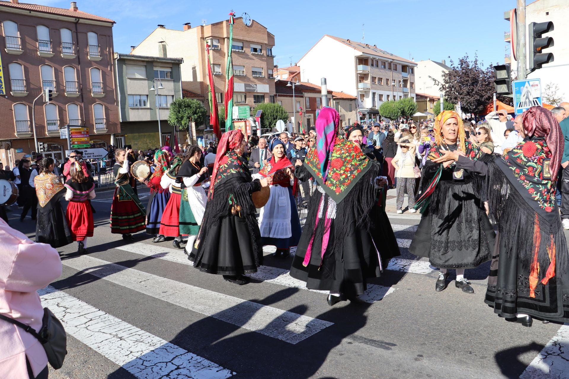 Pendones al cielo con el hombro, con una mano o con la barbilla