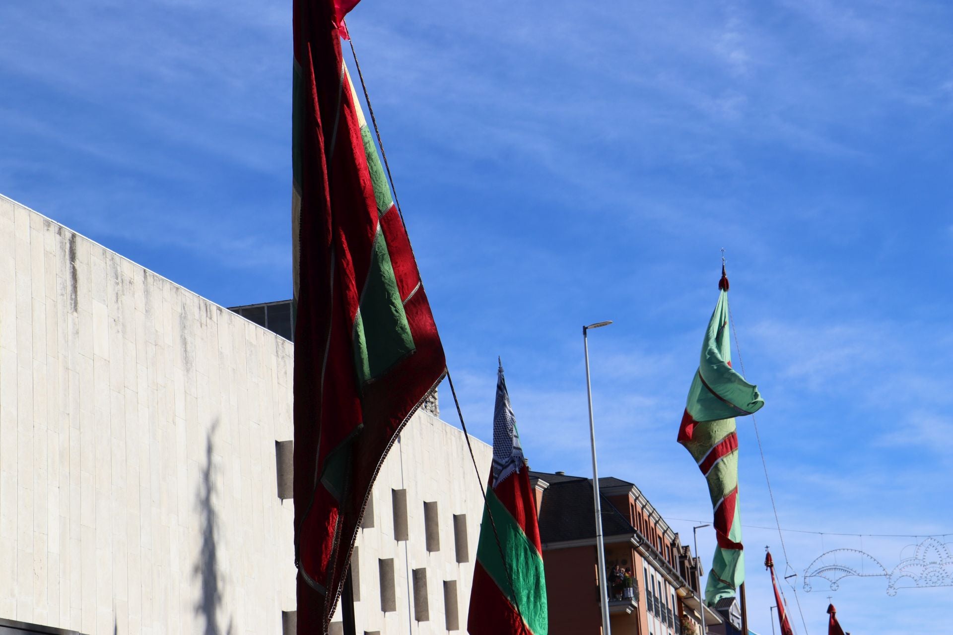 Pendones al cielo con el hombro, con una mano o con la barbilla