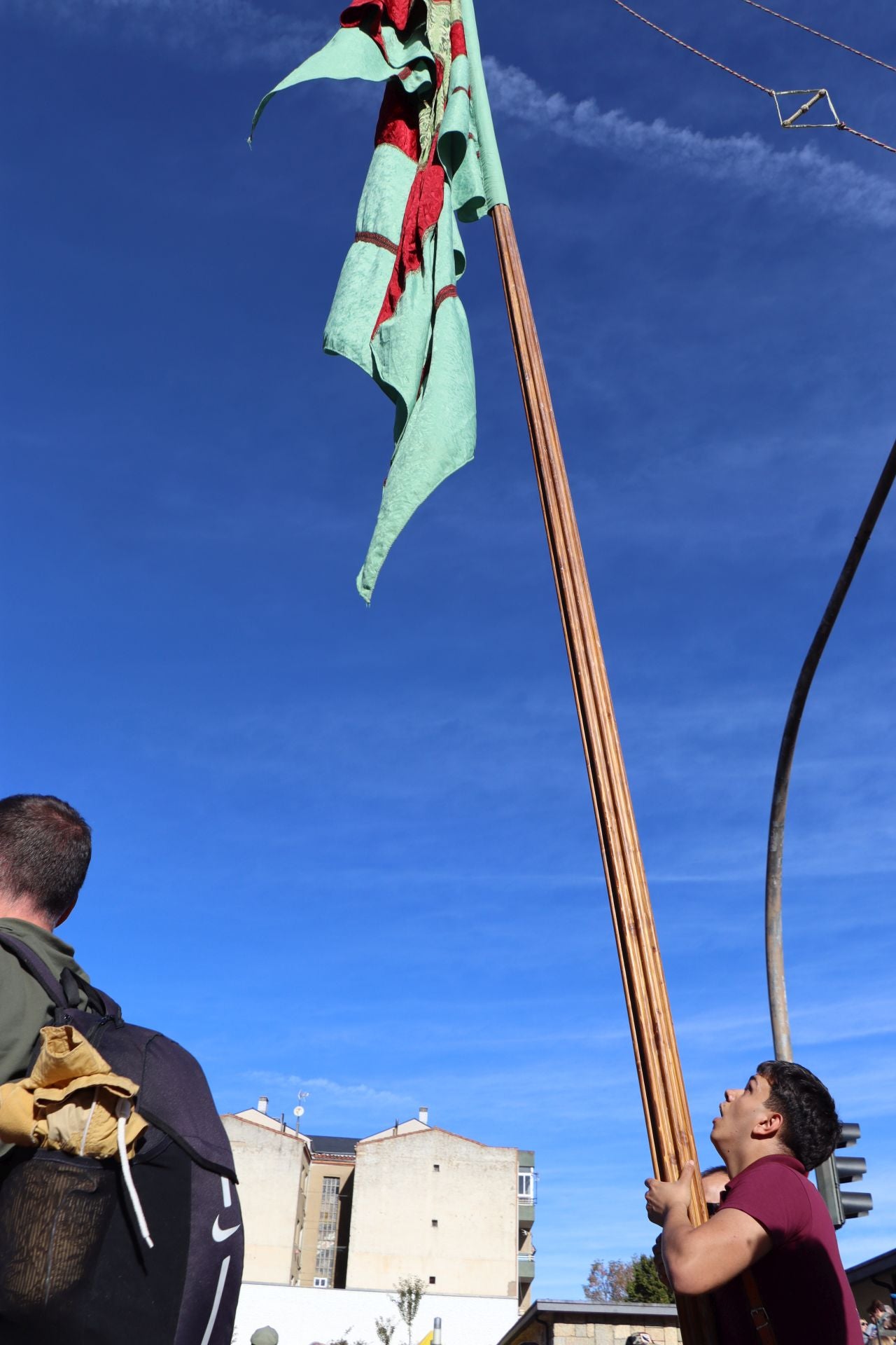 Pendones al cielo con el hombro, con una mano o con la barbilla