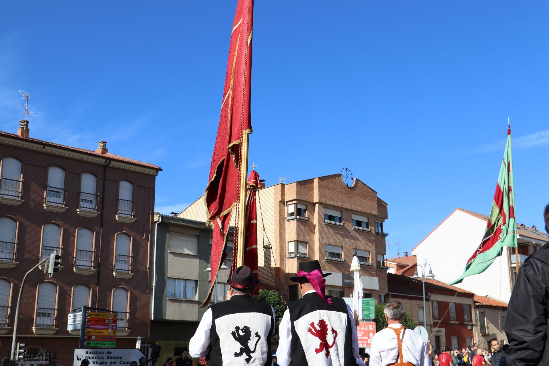 Pendones al cielo con el hombro, con una mano o con la barbilla