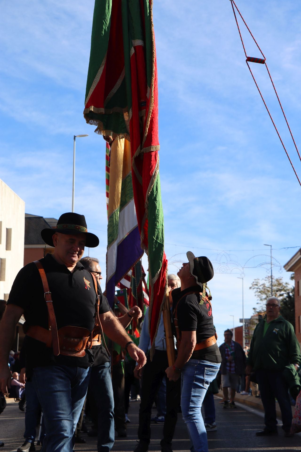 Pendones al cielo con el hombro, con una mano o con la barbilla