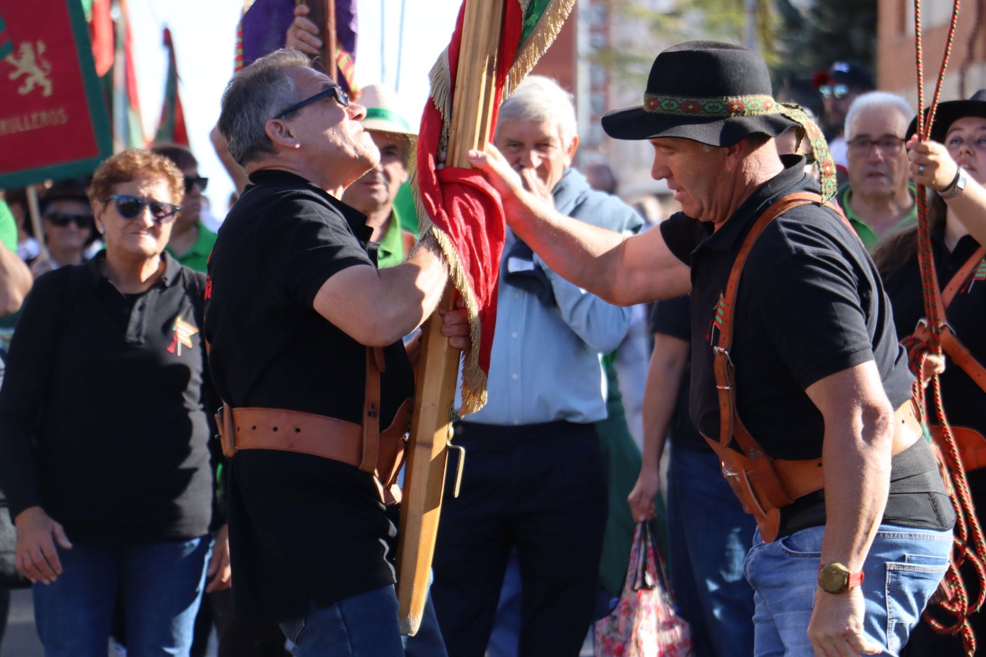 Pendones al cielo con el hombro, con una mano o con la barbilla