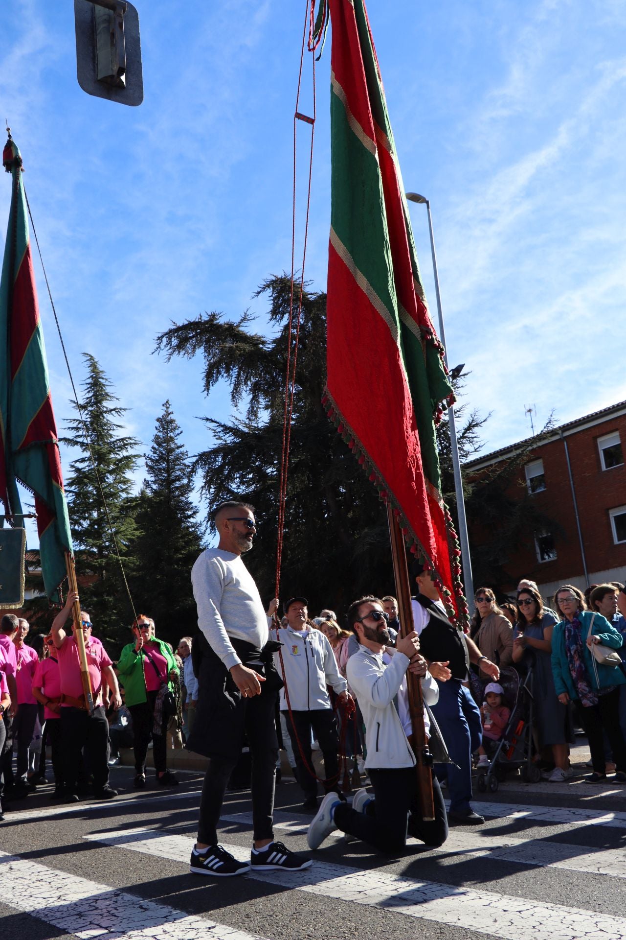 Pendones al cielo con el hombro, con una mano o con la barbilla