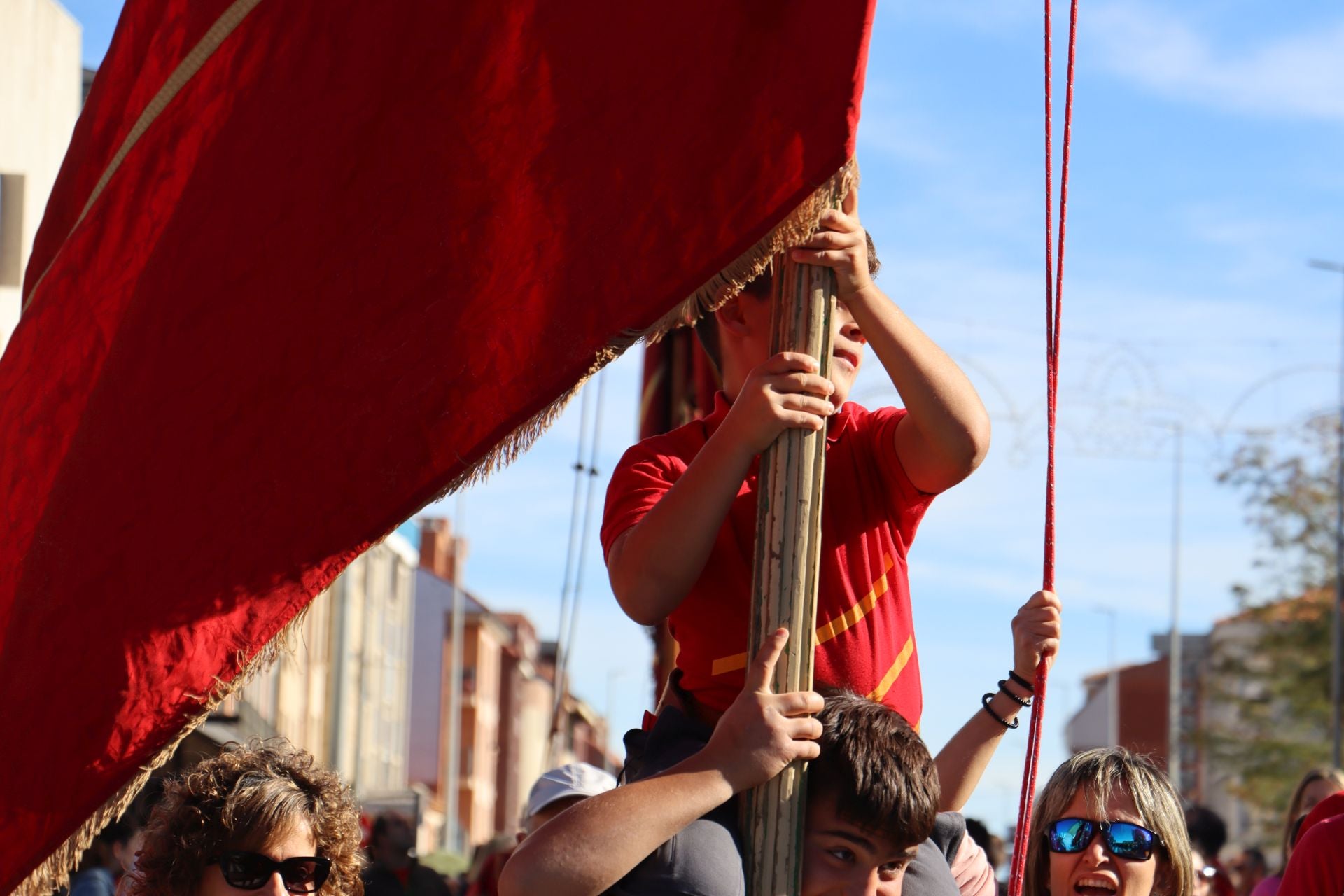 Pendones al cielo con el hombro, con una mano o con la barbilla