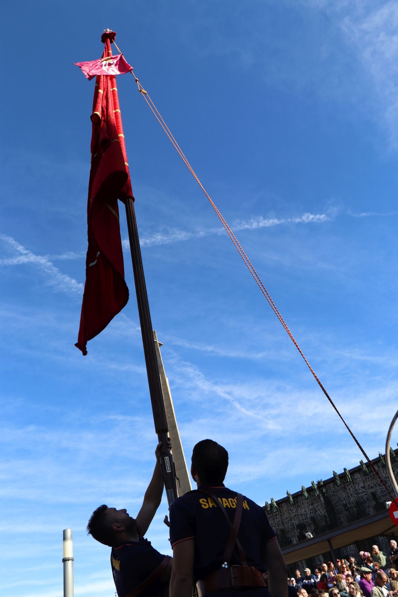 Pendones al cielo con el hombro, con una mano o con la barbilla