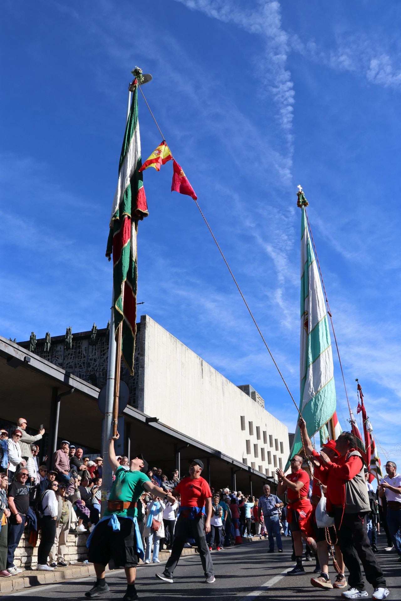 Pendones al cielo con el hombro, con una mano o con la barbilla