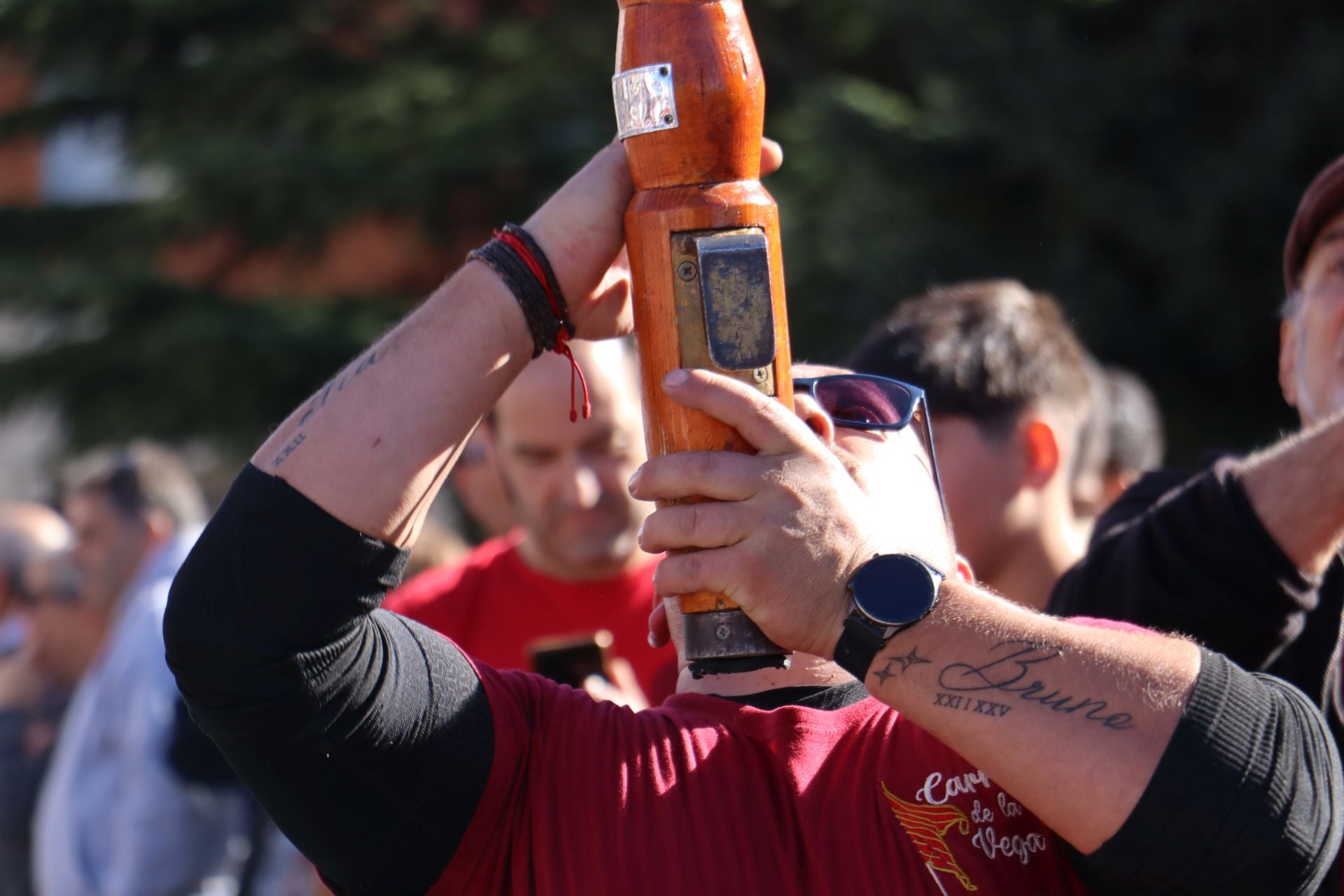 Pendones al cielo con el hombro, con una mano o con la barbilla