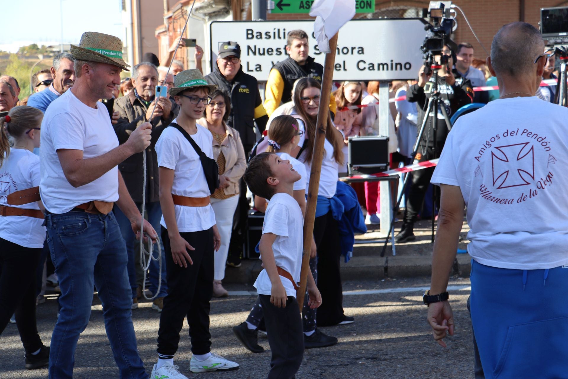Pendones al cielo con el hombro, con una mano o con la barbilla