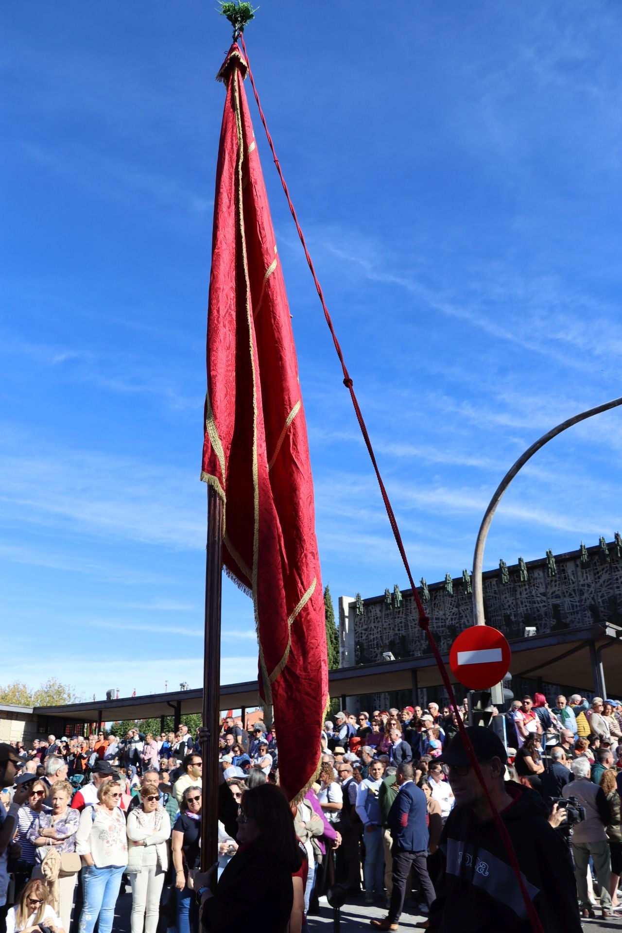Pendones al cielo con el hombro, con una mano o con la barbilla