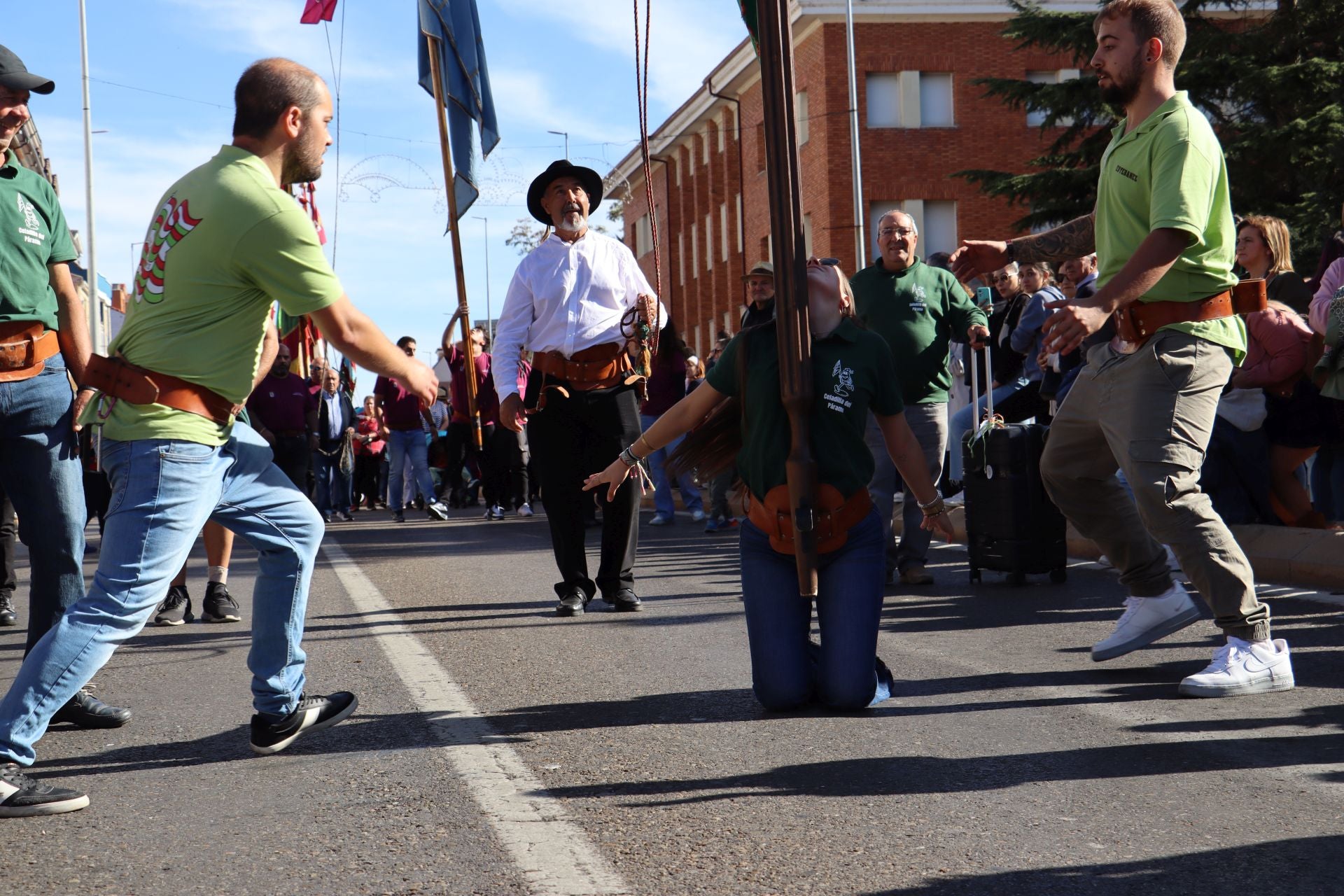 Pendones al cielo con el hombro, con una mano o con la barbilla