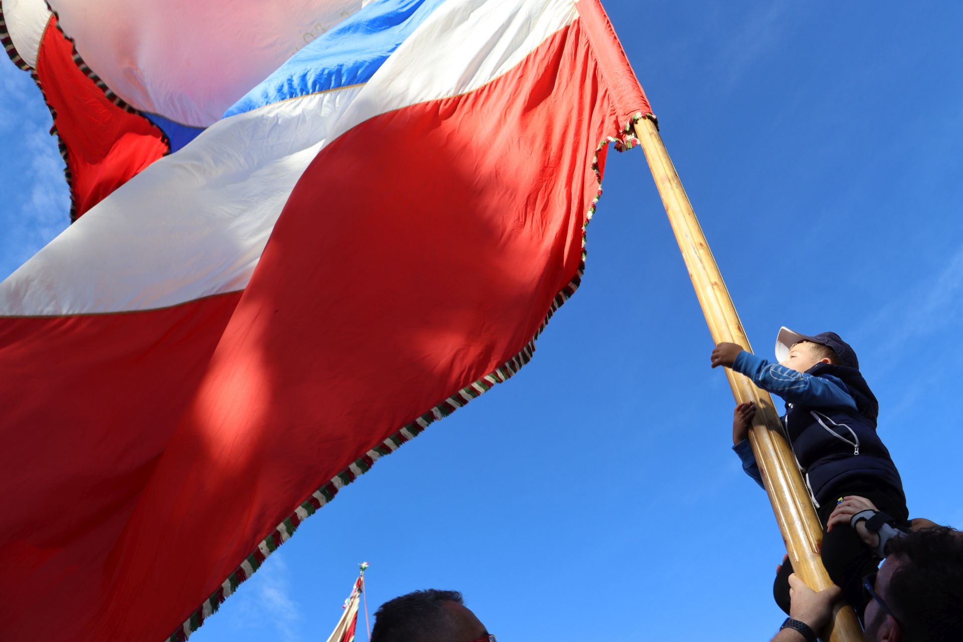 Pendones al cielo con el hombro, con una mano o con la barbilla