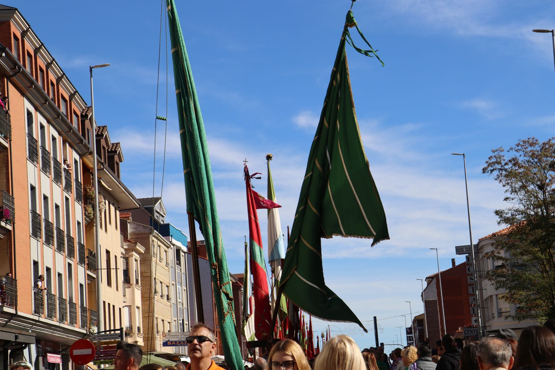 Pendones al cielo con el hombro, con una mano o con la barbilla