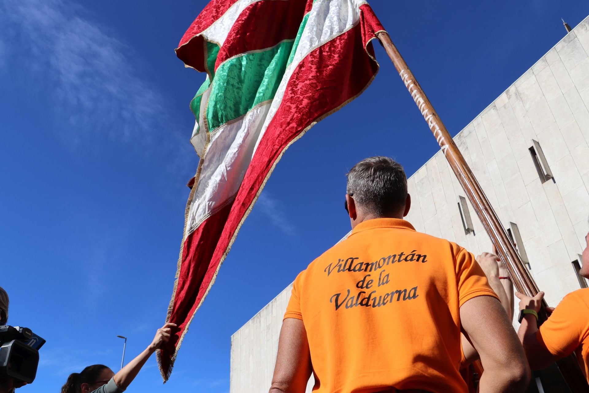 Pendones al cielo con el hombro, con una mano o con la barbilla