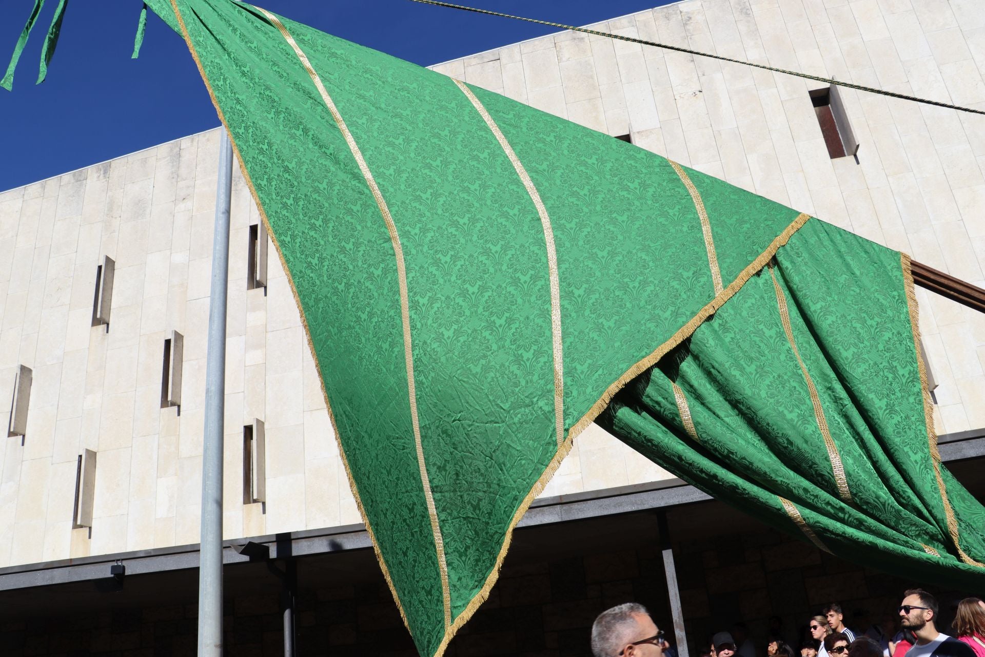 Pendones al cielo con el hombro, con una mano o con la barbilla