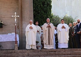 Momento de la misa de San Froilán en el exterior de la Basílica de La Virgen del Camino.